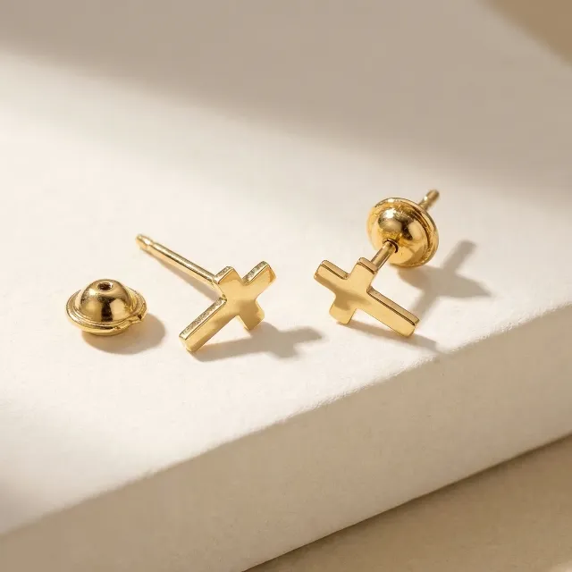 Brinco de Cruz em ouro 18k — foto 1